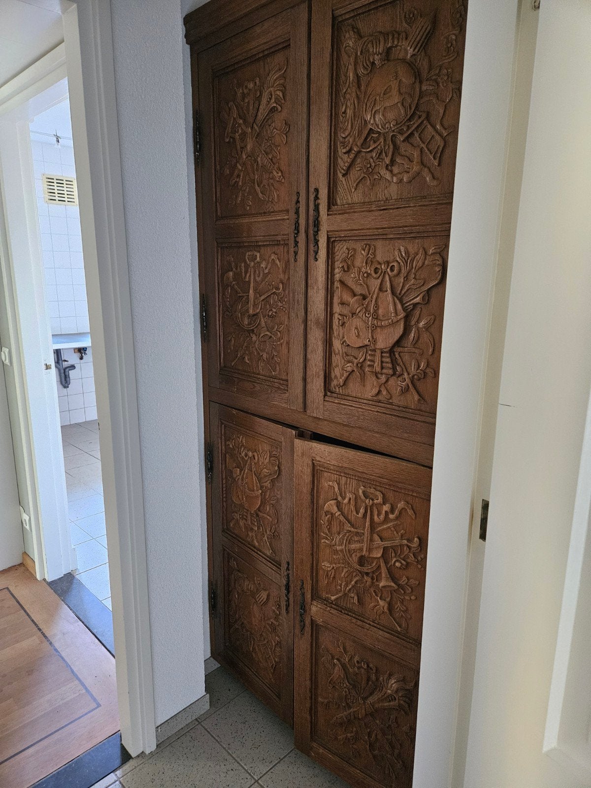 Unieke handgesneden houten kast met nostalgisch beslag, Ophalen of Verzenden