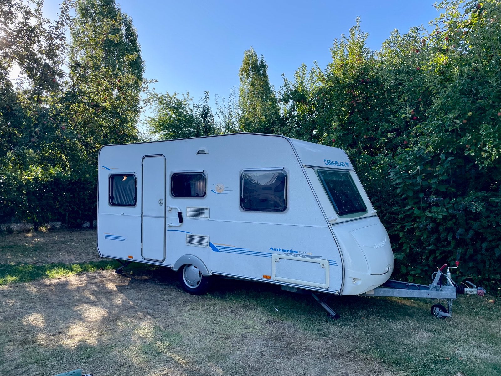 Caravelair Antares Luxe Ambiance 440 met voortent en uitbouw, Caravans en Kamperen, Caravans, Vast bed, Treinzit, 750 - 1000 kg