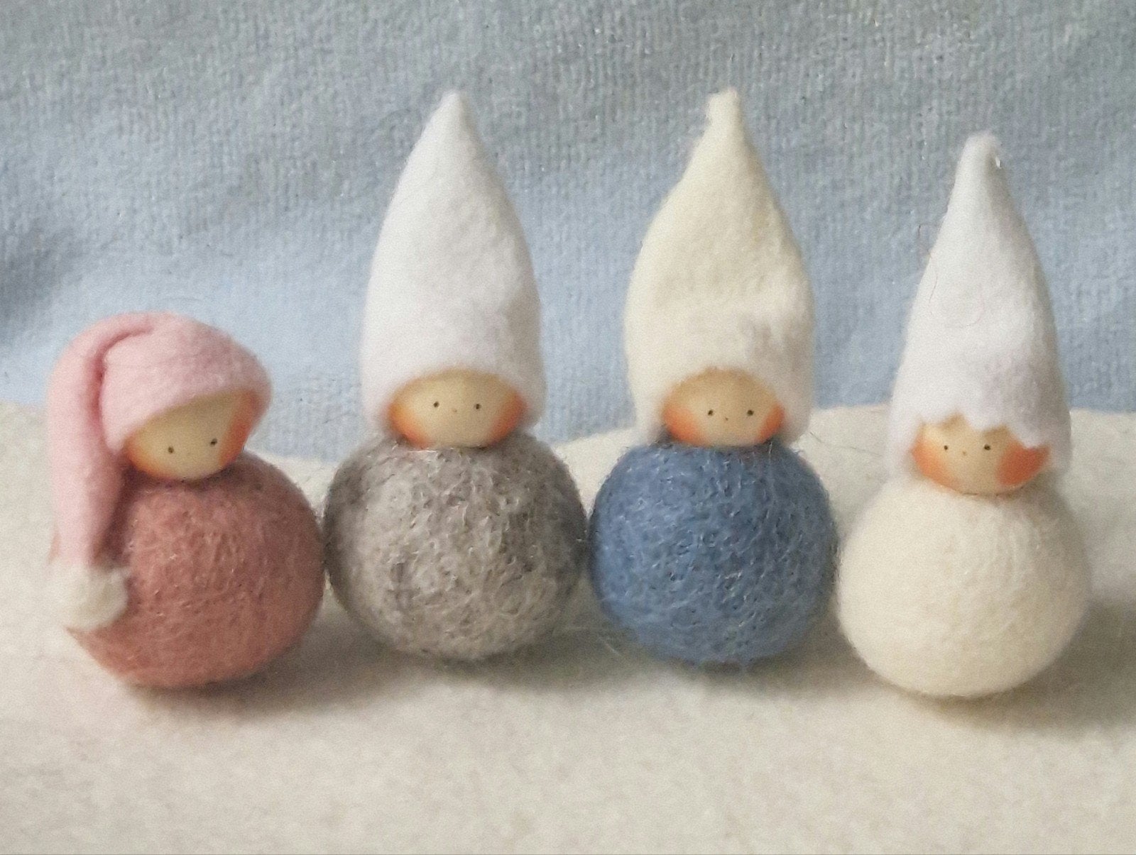 Vrije School Seizoenstafel set 4 popjes winter kabouters, Verzenden, Nieuw, Figuurtje(s), Wolvilt