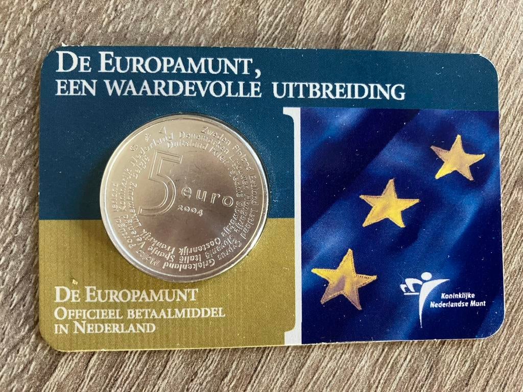 Nederdandse 5 euro Europamunt 2004 in coincard, Postzegels en Munten, Munten | Nederland, Ophalen, Koningin Beatrix, Euro's
