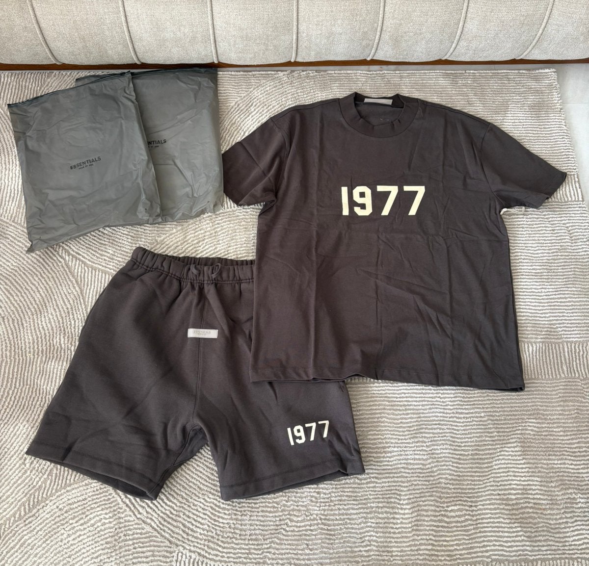 1977 essentials size M, Kleding | Heren, Overige Herenkleding, Ophalen of Verzenden, Nieuw
