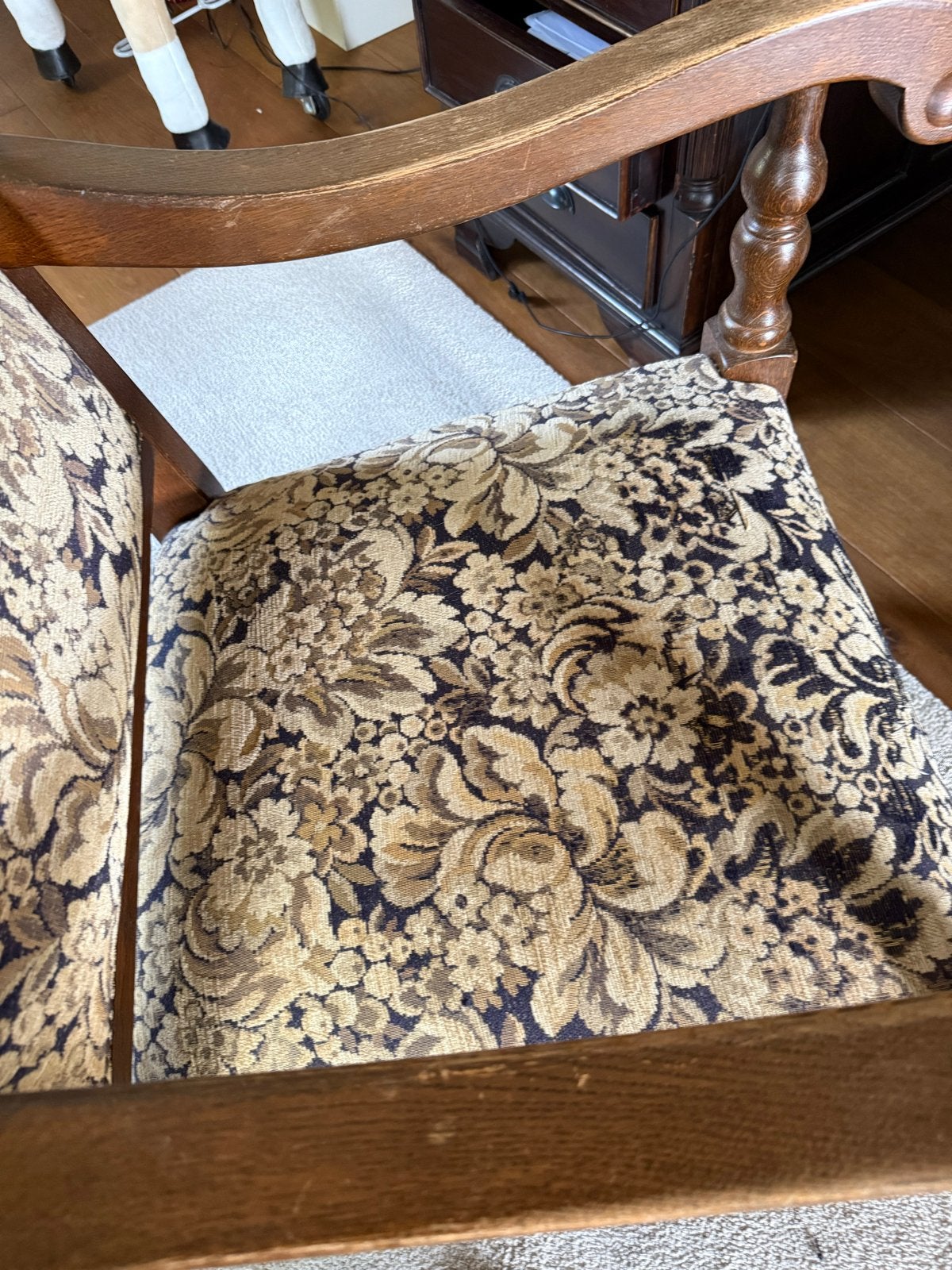 Antieke houten stoel met gebloemde bekleding, Ophalen of Verzenden