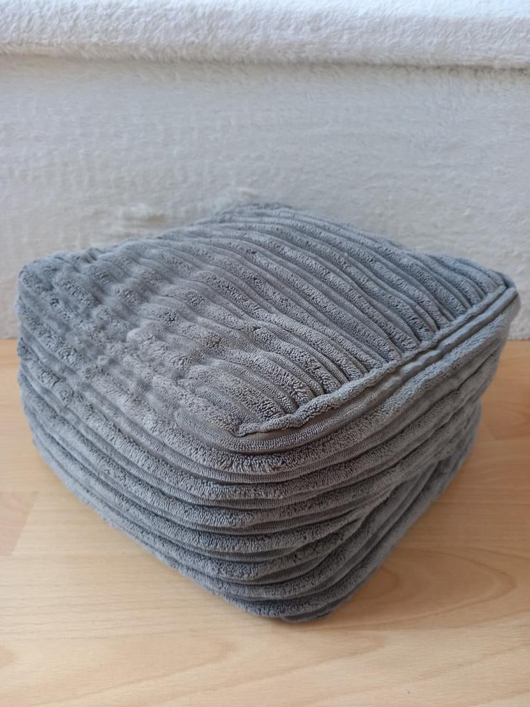 Grijze Corduroy Poef / Hocker / Voetenbankje / Zitzakje, Modern, Comfortabel, Minder dan 50 cm, Vierkant, Minder dan 50 cm