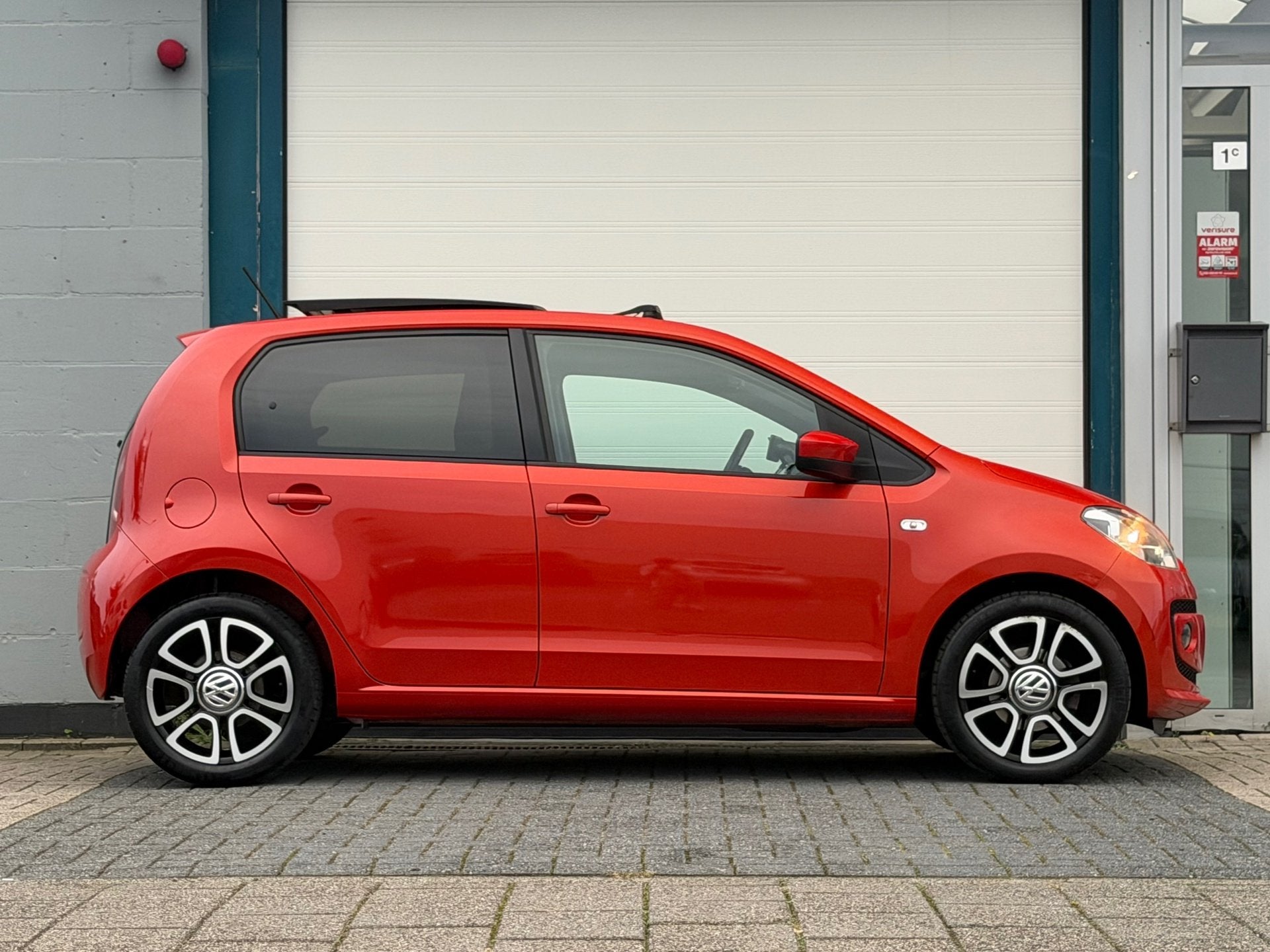 Volkswagen Up! 1.0 high up! BlueMotion 1e eigenaar Navi Pano, Auto's, Dealer onderhouden, Gebruikt, Overige kleuren, 840 kg