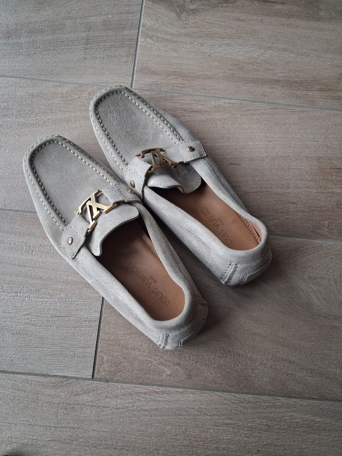 Louis Vuitton Instappers - Beige Suède met LV Logo, Louis Vuitton, Ophalen of Verzenden, Gedragen, Instappers