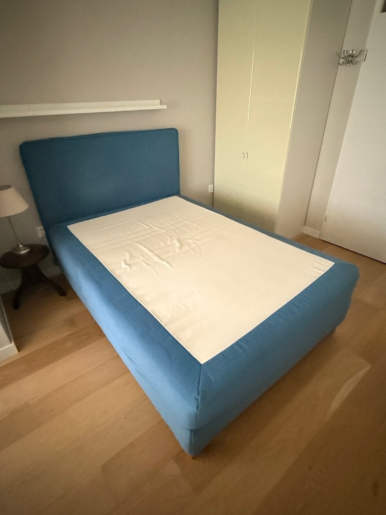 IKEA boxspring 140  200 cm met hoofdbord – 1,5 jaar oud, Ophalen, Blauw, Tweepersoons, 140 cm