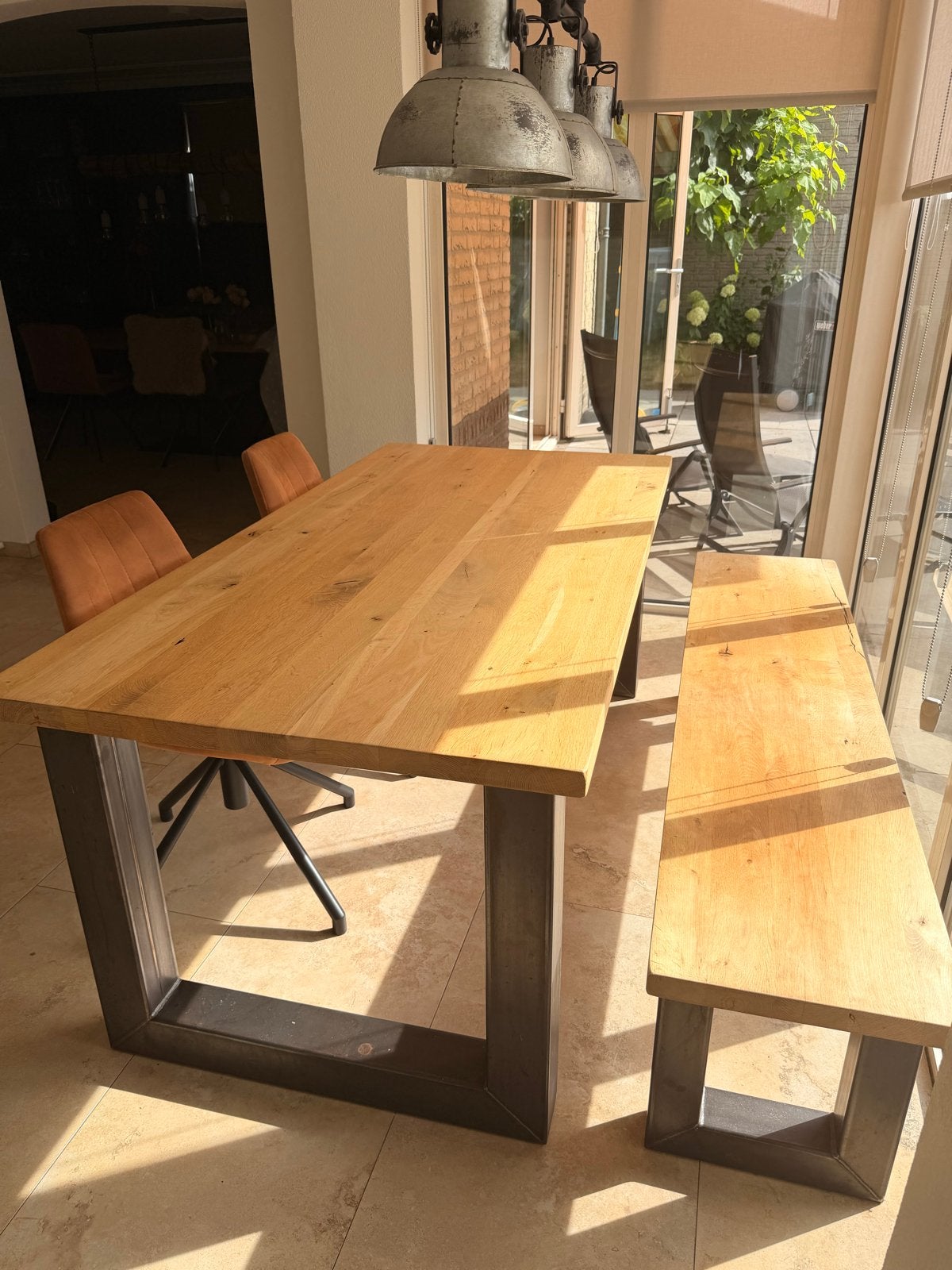 Knusse eettafel metbankje - Stalen frame, houten blad, Ophalen, 50 tot 100 cm, Zo goed als nieuw, Vier personen