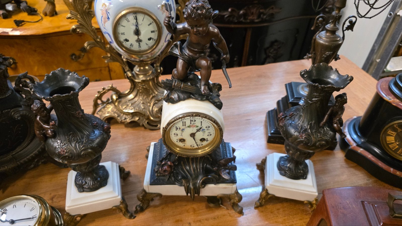 Antiek klokkenstel witmarmer met cupido's € 275, Ophalen