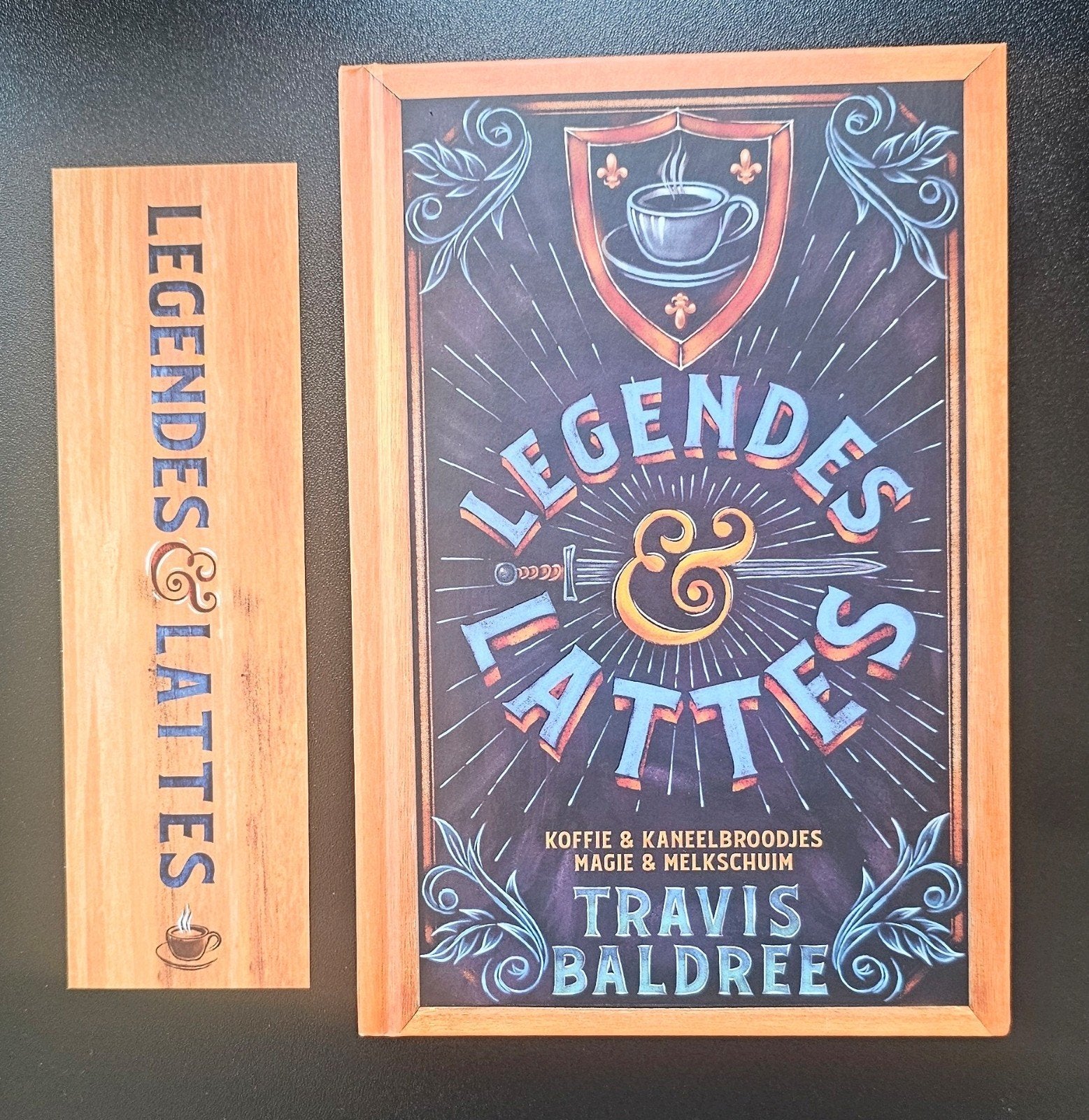 Legend & Lattes: Koffie & Kaneelbroodjes - Travis Baldree, Ophalen of Verzenden, Zo goed als nieuw, Travis Baldree, Europa overig