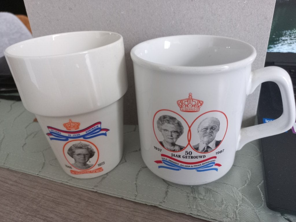 Koninklijk huis 1 mok 50 huwelijk 1 Beker 25 jaar koningin, Ophalen, Zo goed als nieuw, Nederland, Servies