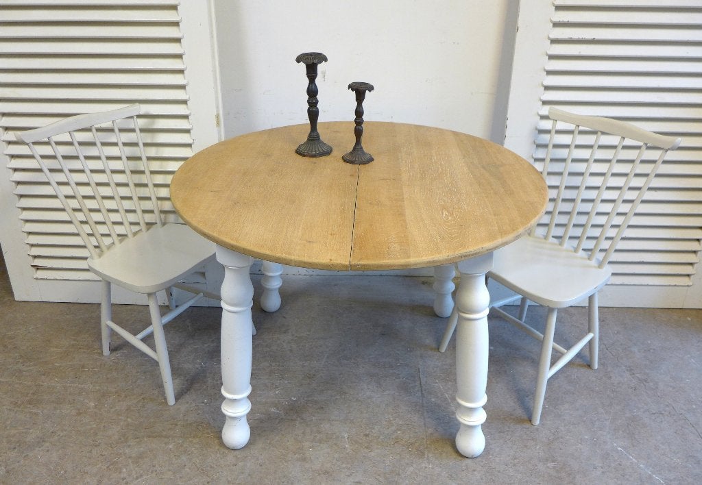Prachtige witte landelijke ronde eiken uitschuifbare tafel