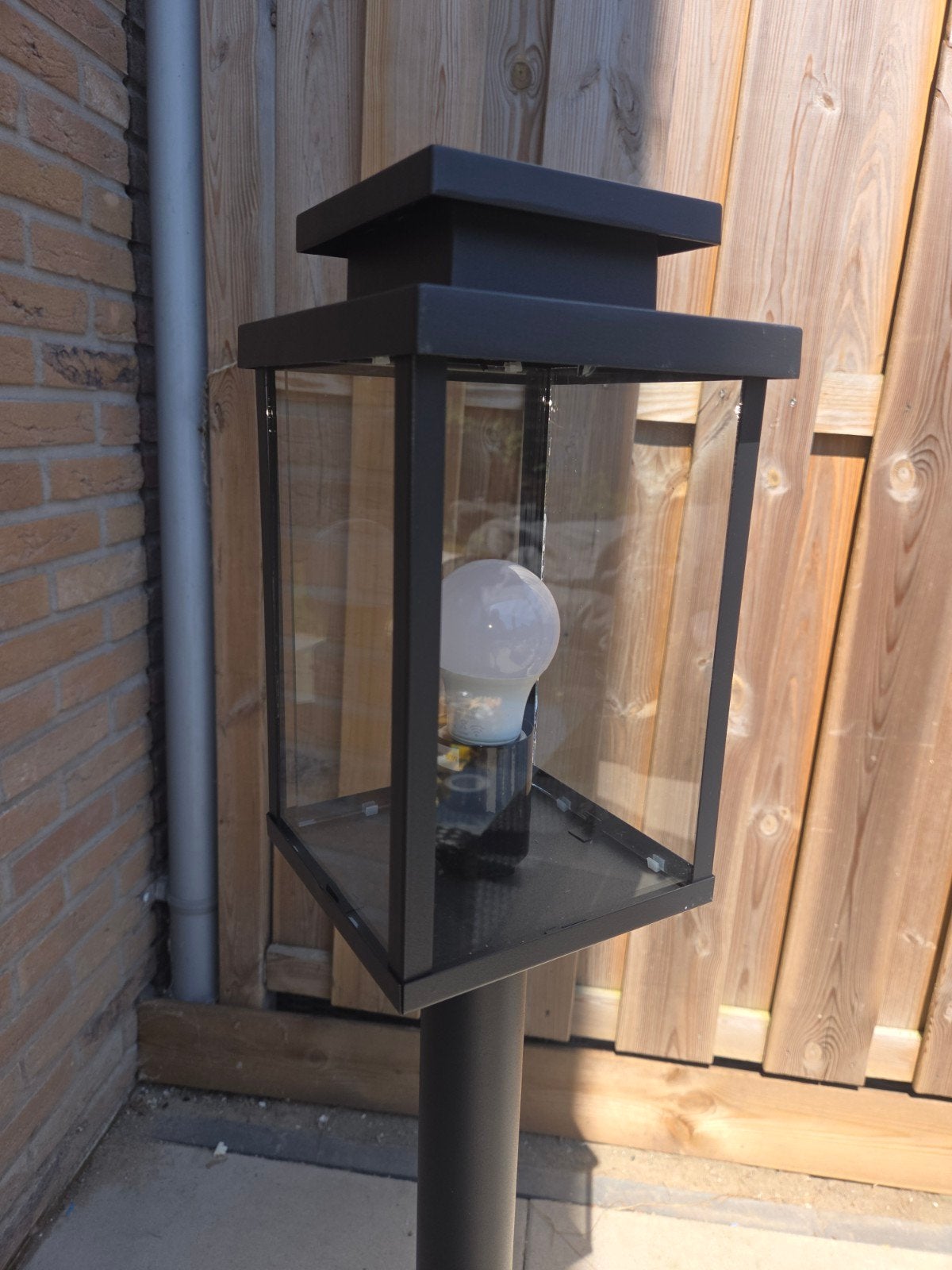 Moderne buitenlamp op paal - Zwart metaal en glas, Gebruikt, Staal, Minder dan 50 watt, Ophalen of Verzenden