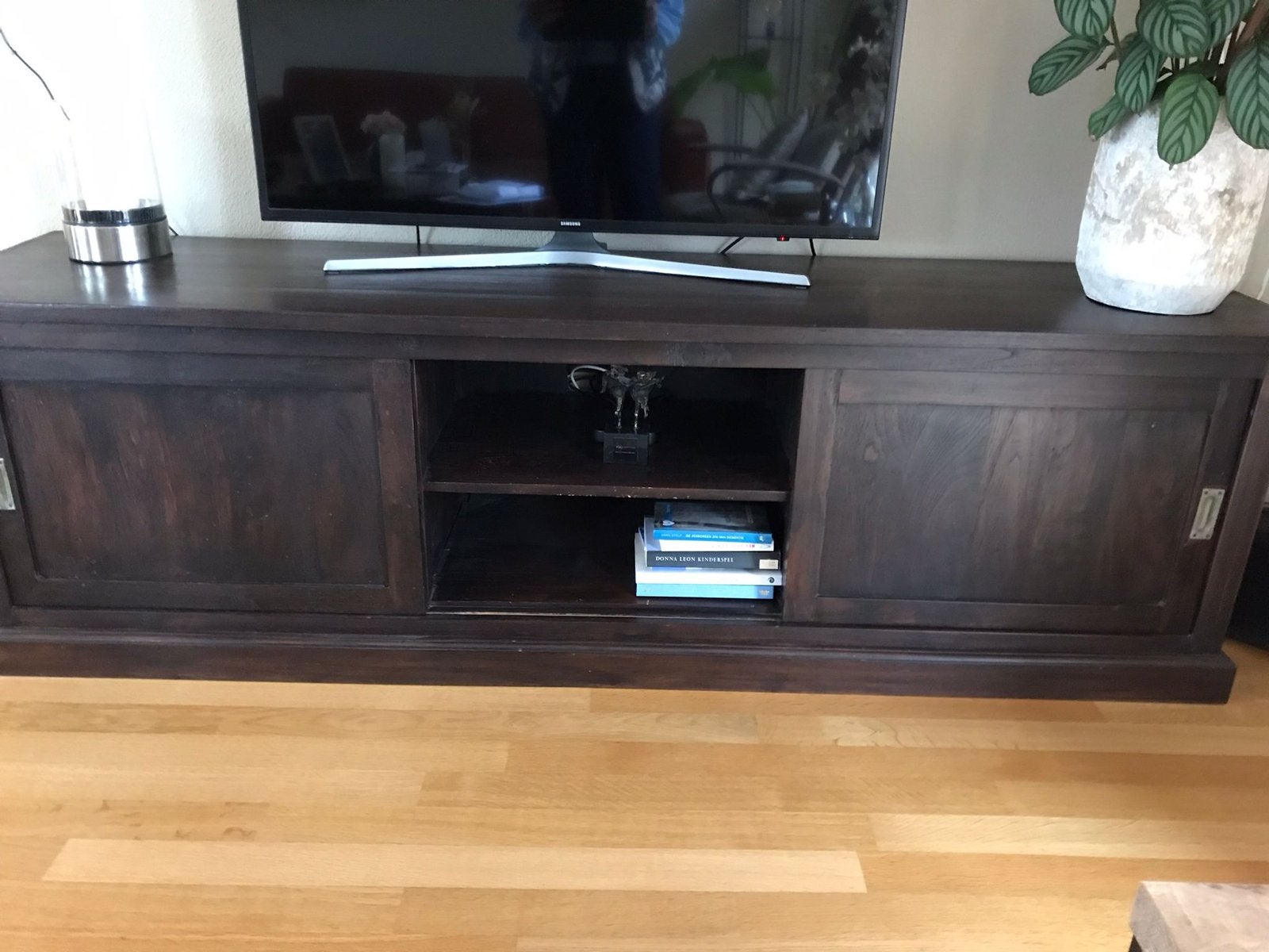 Massief houten tv-meubel met schuifdeuren. 200x50x60., Huis en Inrichting, Kasten | Televisiemeubels, Ophalen, Gebruikt, 150 tot 200 cm