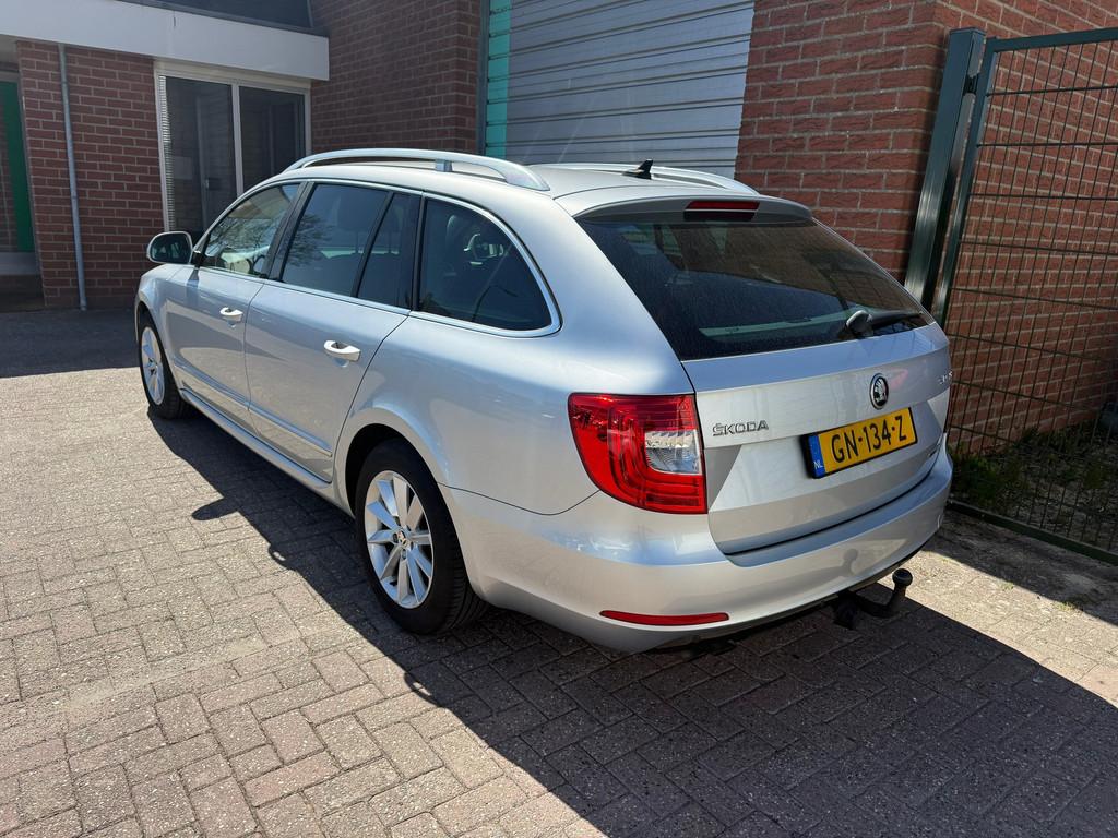 Skoda Superb Combi 1.6 TDI Champs Elysees Bj:2015 NAP!, Voorwielaandrijving, Bi-Xenon koplampen, Gebruikt, 4 cilinders