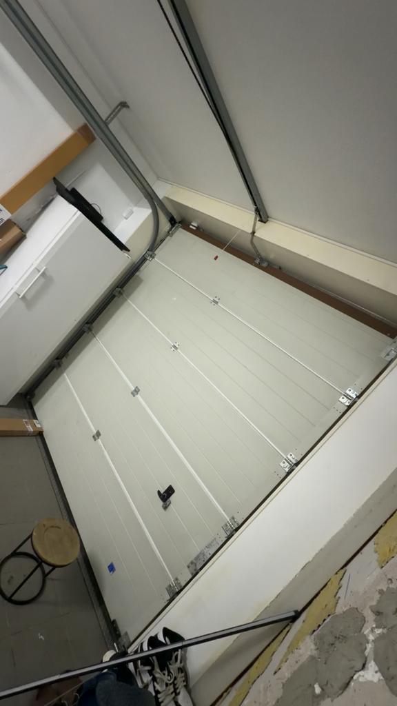 Elektrisch garage rolluik met afstandsbediening, Ophalen, Gebruikt, Bruin, 200 cm of meer