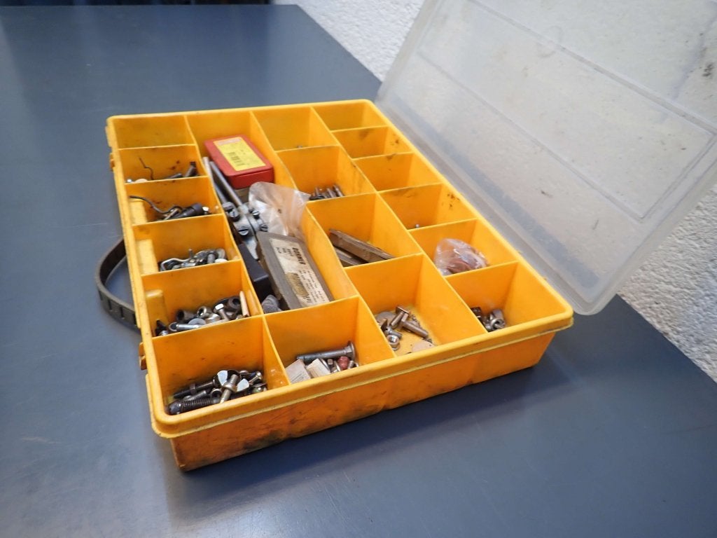 Sorteerbak vol tappen , boutjes , moertjes , Dormer, Niet ingevuld, Gebruikt, Niet ingevuld, Ophalen of Verzenden