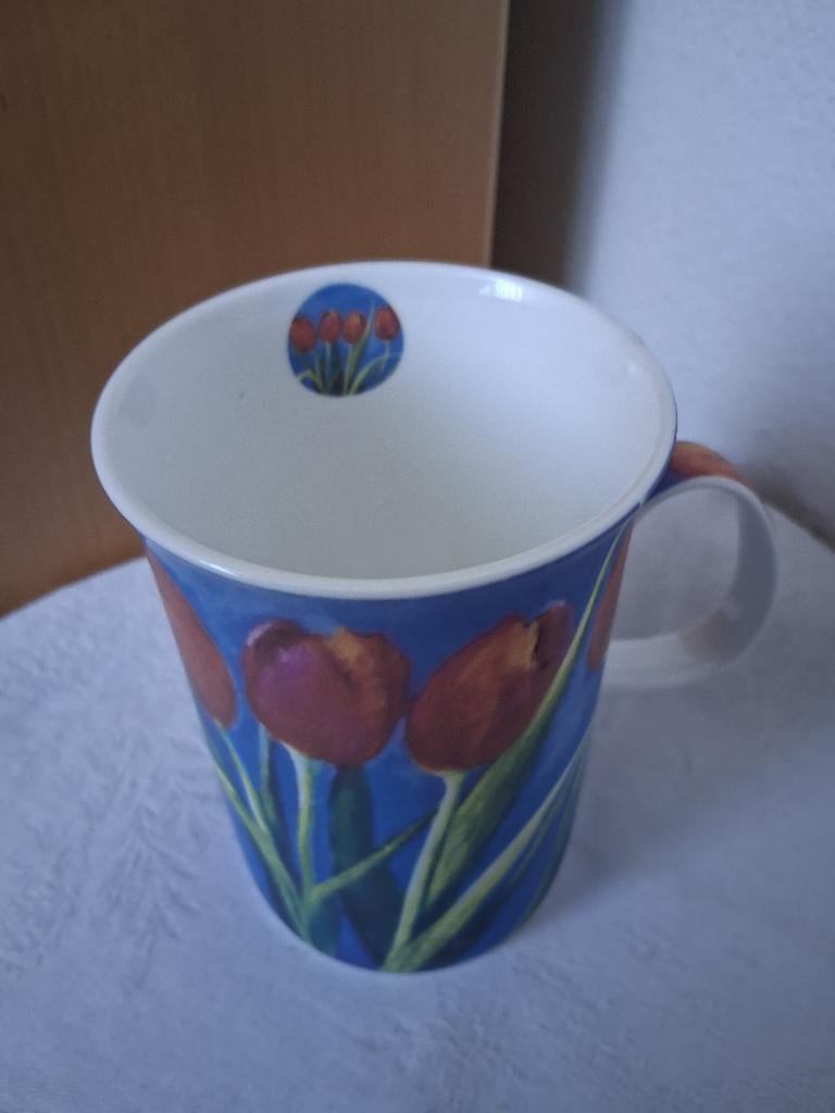 Porseleinen mok bone China tulpen op blauwe achtergrond, Ophalen of Verzenden, Zo goed als nieuw, Overige stijlen, Kop(pen) en/of Schotel(s)