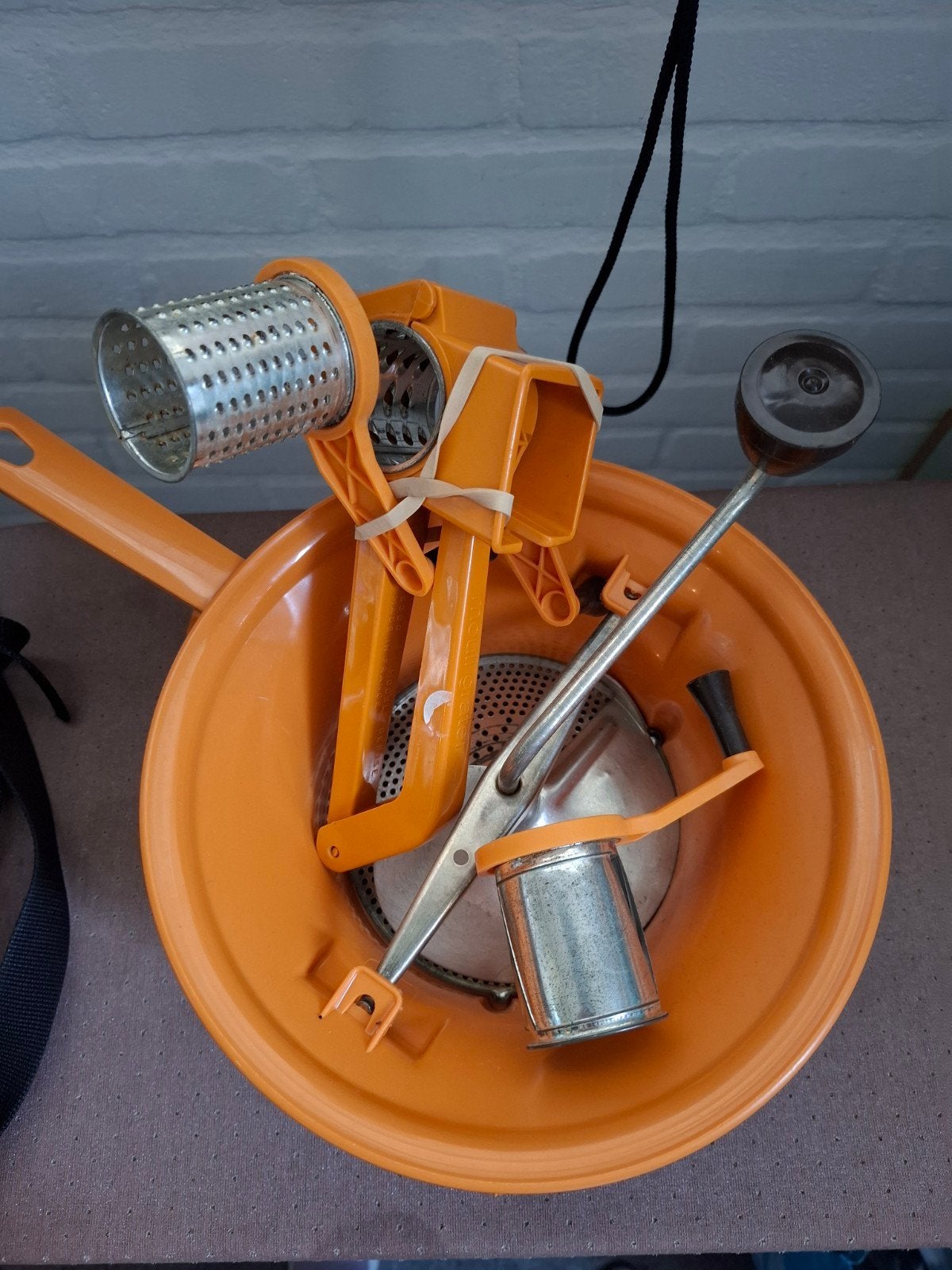 Vintage Mouli Grater en Pass-vite - Oranje Keukenhulpjes, Ophalen of Verzenden, Metaal, Overige merken, Oranje
