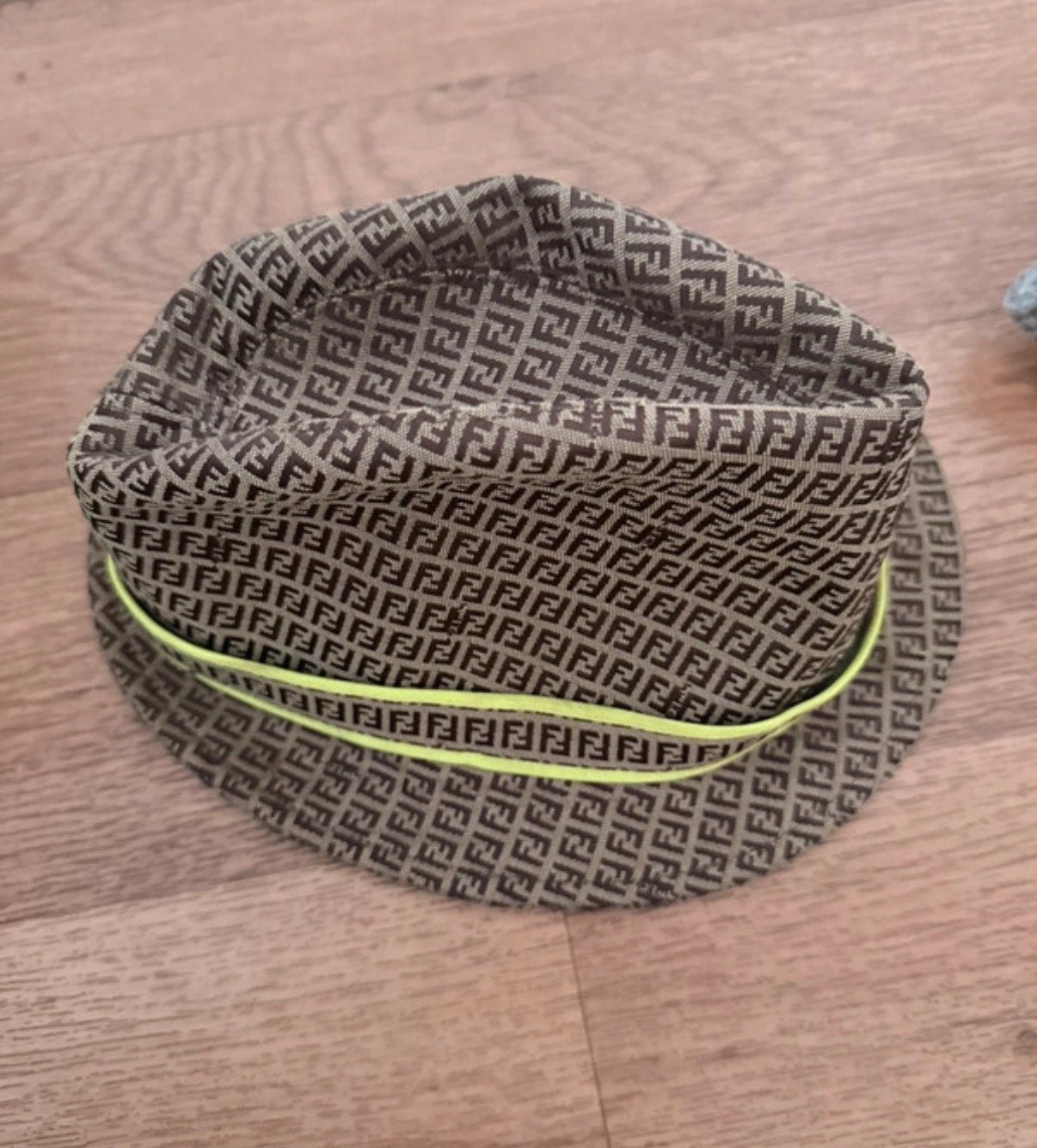 Fendi hoed kids - Bruin met FF-logo en neon detail, Kinderen en Baby's, Babykleding | Petten en Hoeden, Ophalen of Verzenden, Zo goed als nieuw