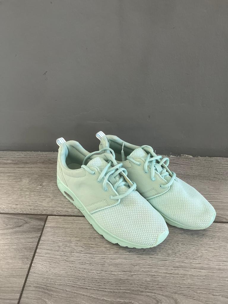 Clo sneakers maat 39, Kleding | Dames, Schoenen, Ophalen of Verzenden, Sneakers of Gympen
