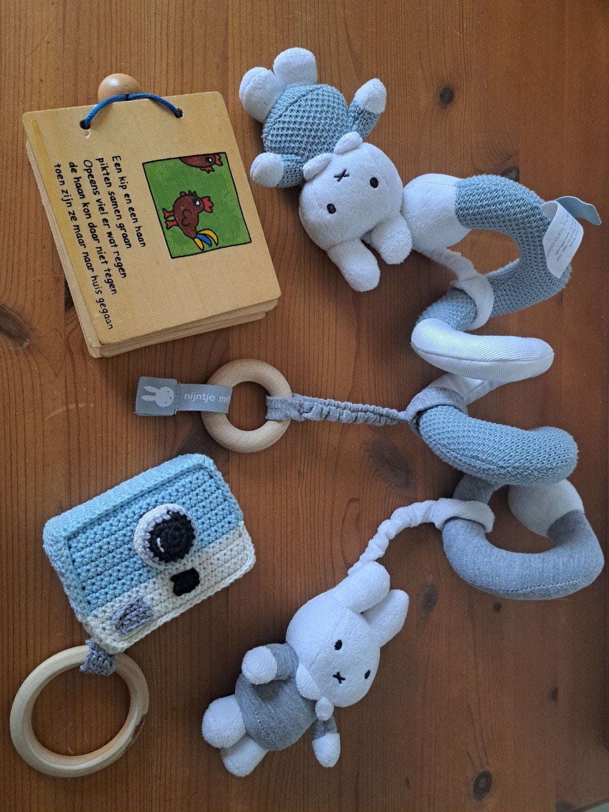 Setje babyspeelgoed Nijntje, Houten boekje & rammelaar, Ophalen of Verzenden, Zo goed als nieuw, Overige typen, Met geluid
