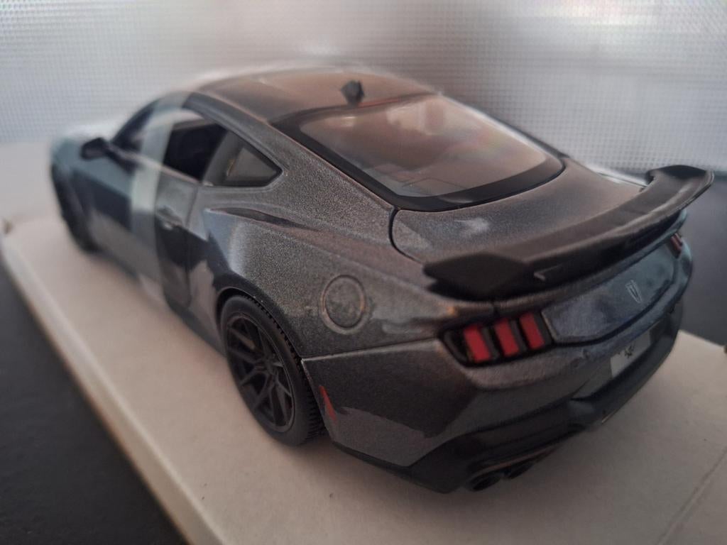 Ford Mustang Dark Horse 2024 Schaal 1:24, Maisto, Auto, Nieuw, Ophalen of Verzenden