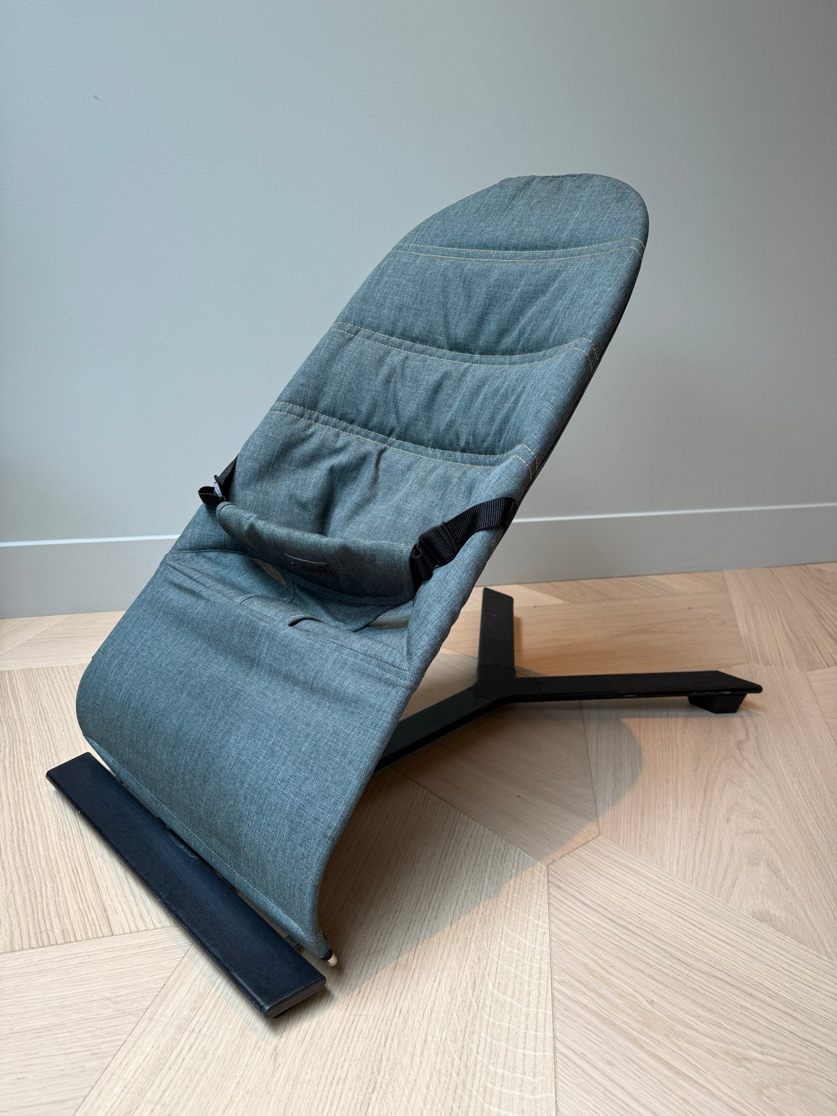 Qute Q-Bouncer Wipstoel Jeans Groen - Zo goed als nieuw, Kinderen en Baby's, Wipstoeltjes, Ophalen, Zo goed als nieuw, Wipstoel
