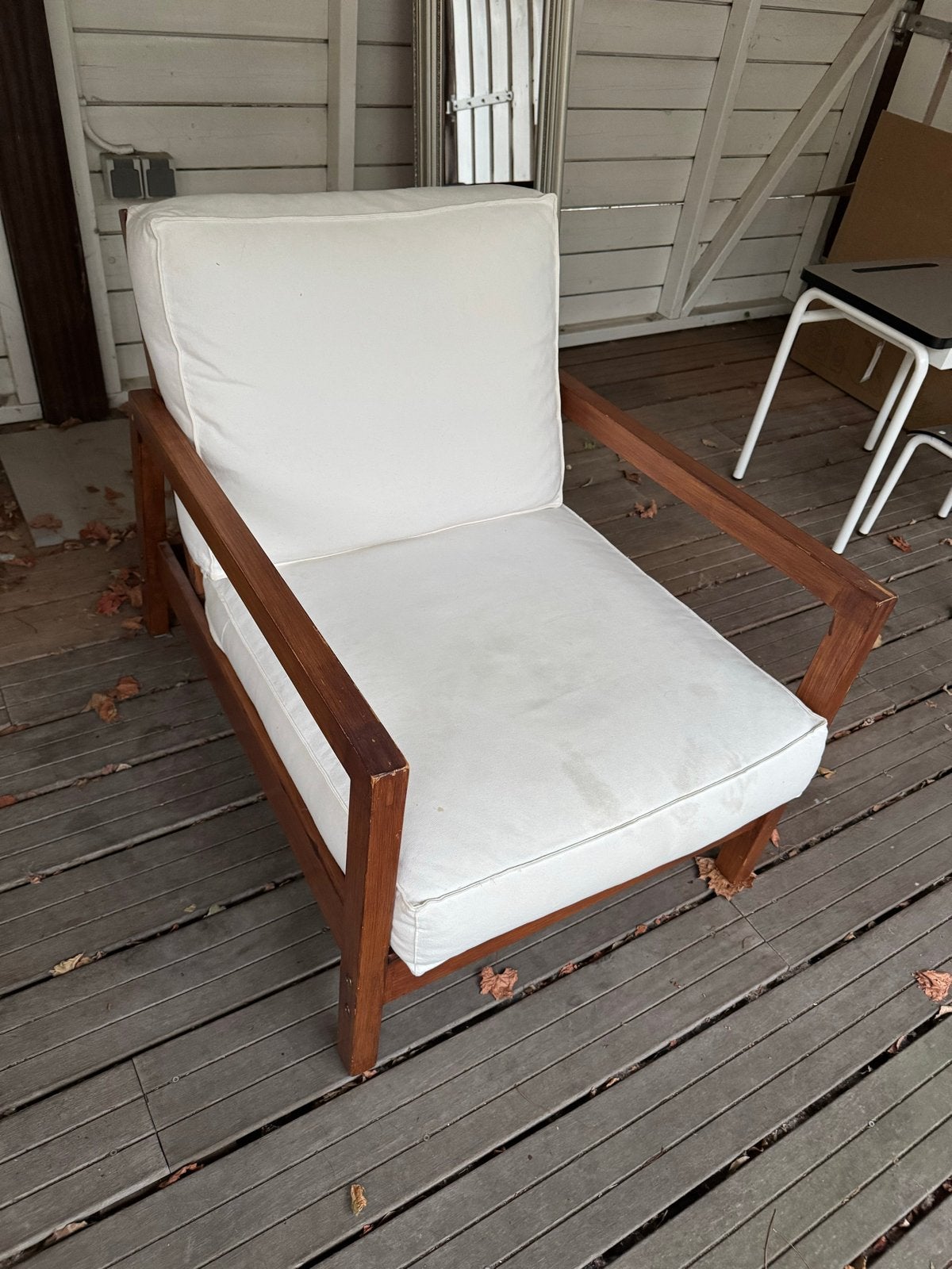 Comfortabele houten fauteuil met witte kussens, Gebruikt, Wit, Ophalen of Verzenden, Eén