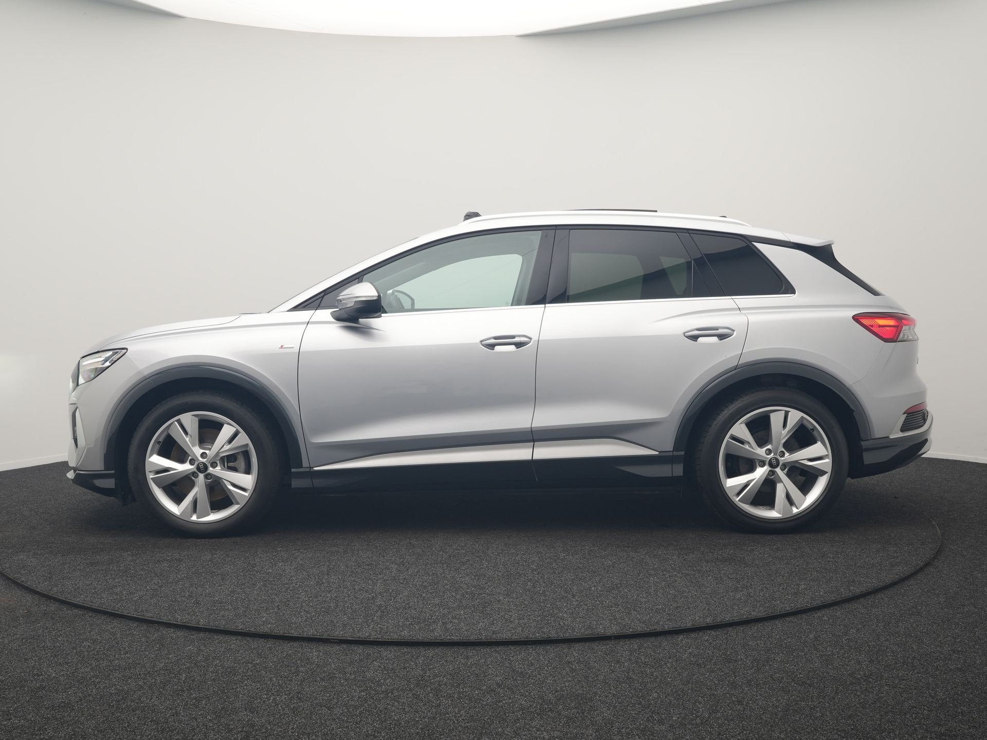 Audi Q4 e-tron 40 S Line 77 kWh 204pk Dealer O.H. | Panodak, Auto's, Automaat, Dealer onderhouden, Gebruikt, Zwart