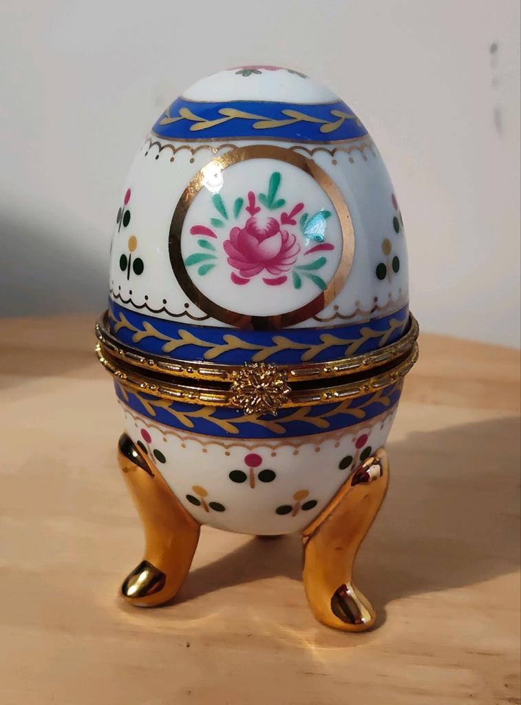 Eivormig porseleinen sieradendoosje. Ca. 1980, Antiek en Kunst, Antiek | Porselein, Ophalen of Verzenden