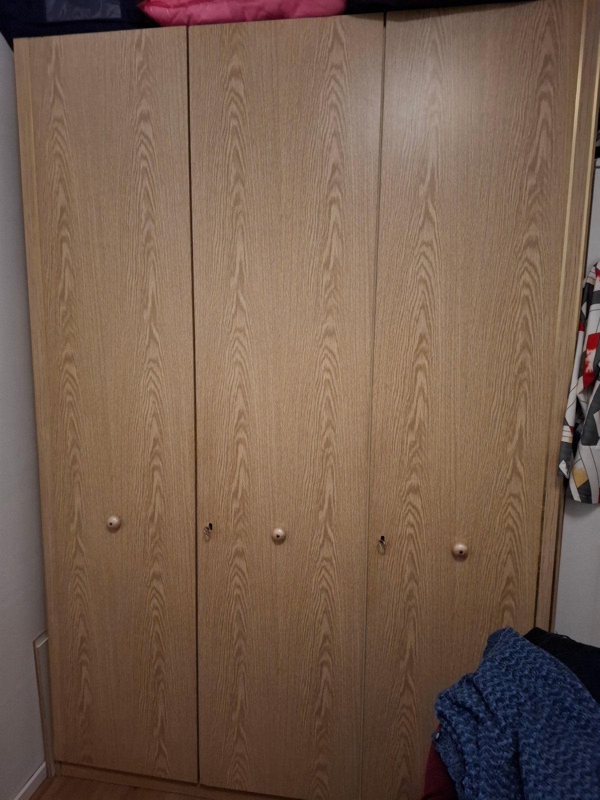 Ruime kledingkast met 3 deuren en planken, Ophalen, 100 tot 150 cm, 200 cm of meer, Modern