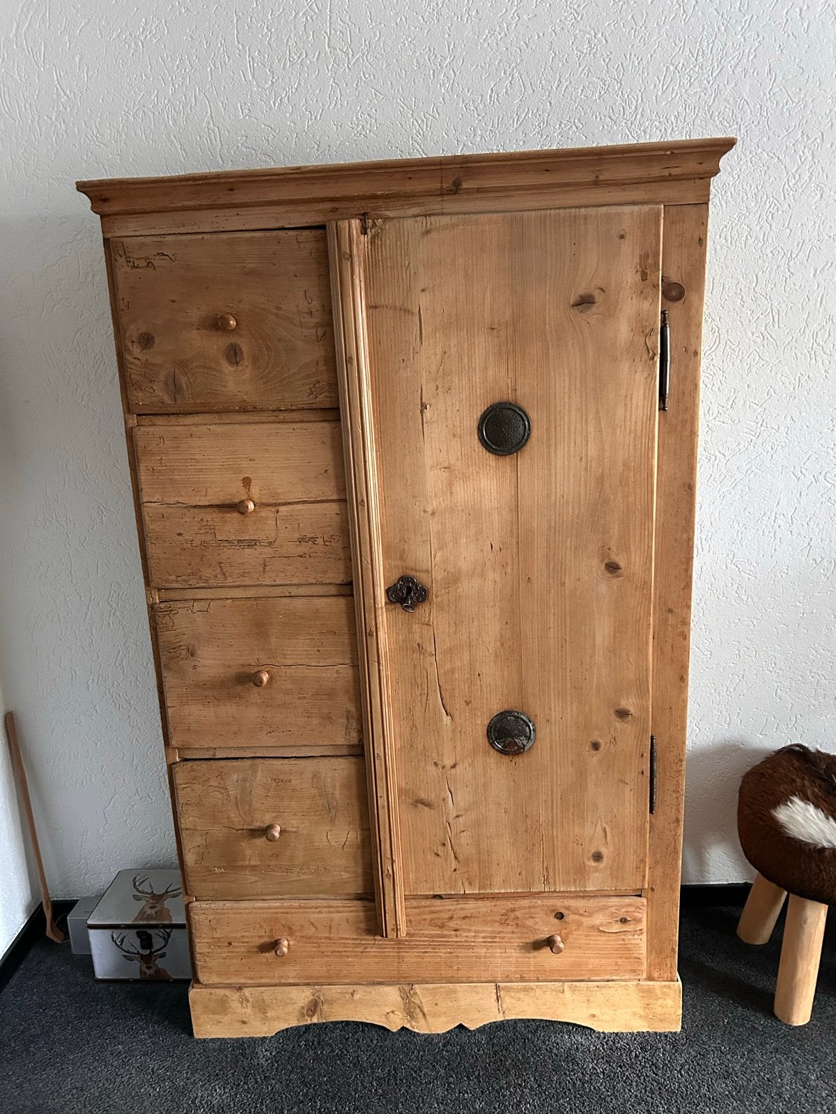 Antieke kast met lades en deur, Ophalen