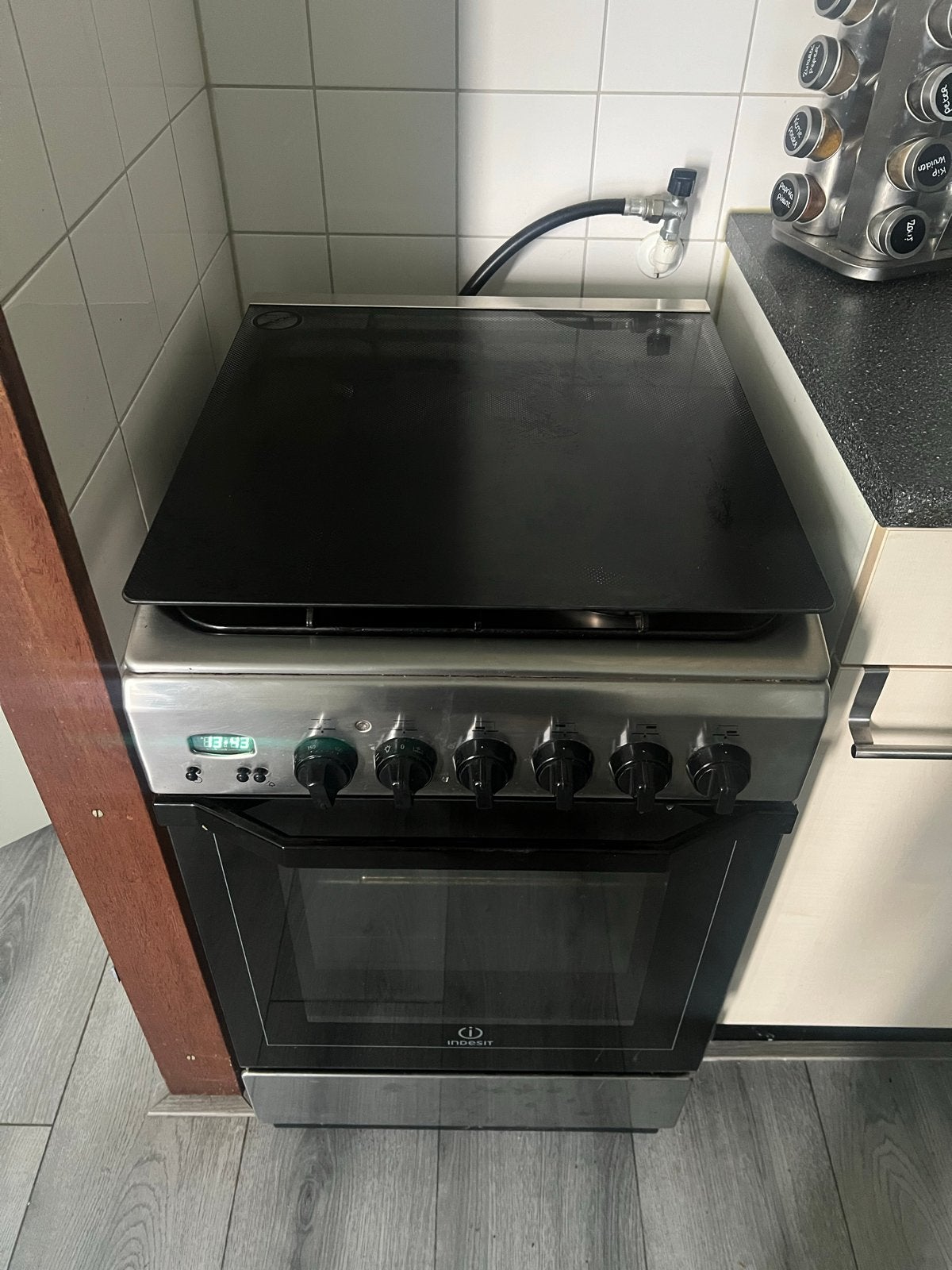 Indesit Vrijstaand Gasfornuis met Oven - Zo goed als nieuw, Witgoed en Apparatuur, Ophalen, Hete lucht, 4 kookzones, Zo goed als nieuw