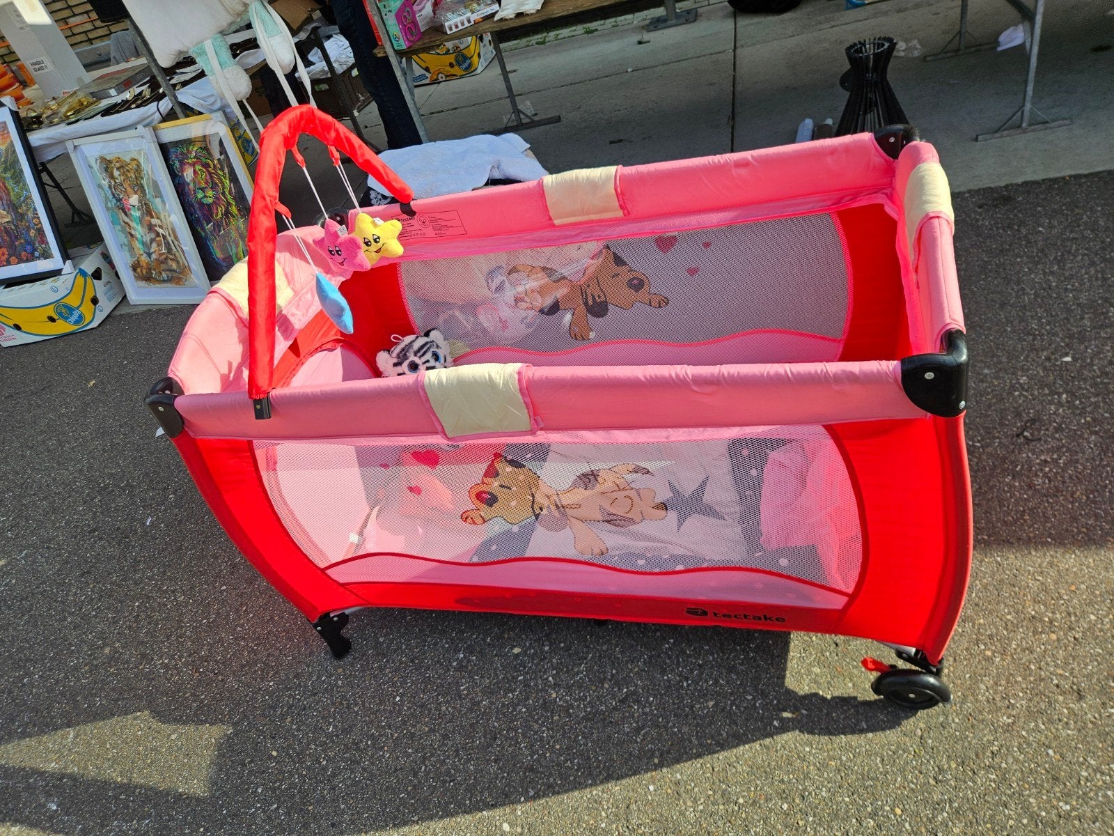 Roze reisbedje/campingbedje met mobiel en wieltjes, Ophalen of Verzenden