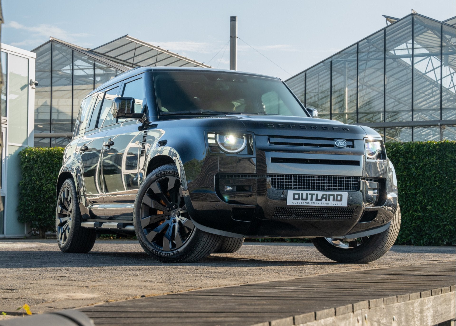 Land Rover Defender 110 P300e 110 X-Dynamic HSE | Urban | He, Auto's, Land Rover, Gebruikt, 4 cilinders, 3000 kg, Zwart