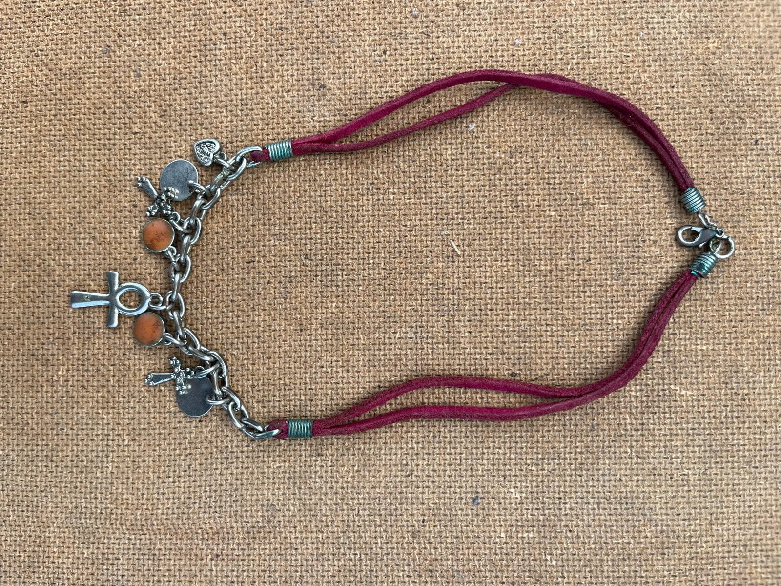 Leren ketting met bedels en Ankh-kruis, Sieraden, Tassen en Uiterlijk, Overige materialen, Gebruikt, Ophalen of Verzenden, Met edelsteen