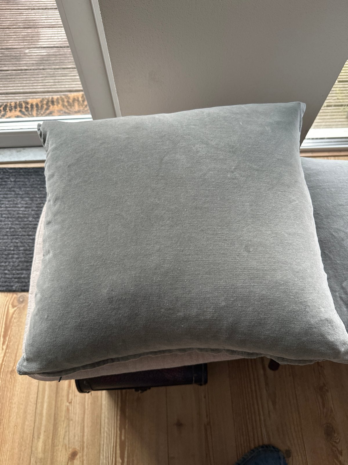 3 Groene Velourse Kussens 40x40 met Veren Binnenkussens, Ophalen, Gebruikt, Inclusief binnenkussen, Vierkant