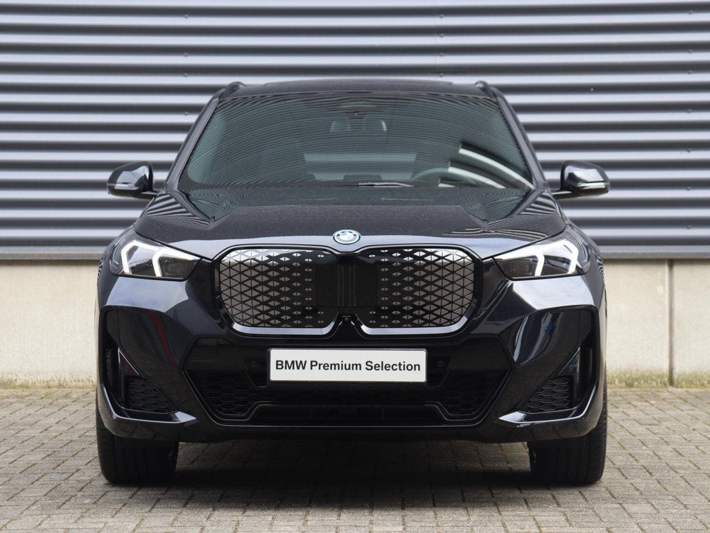 BMW iX1 eDrive20 | M Sportpakket Pro | Panodak | Head-Up | T, Auto's, BMW, 514 km, Met garantie (alle), Zwart, 204 pk