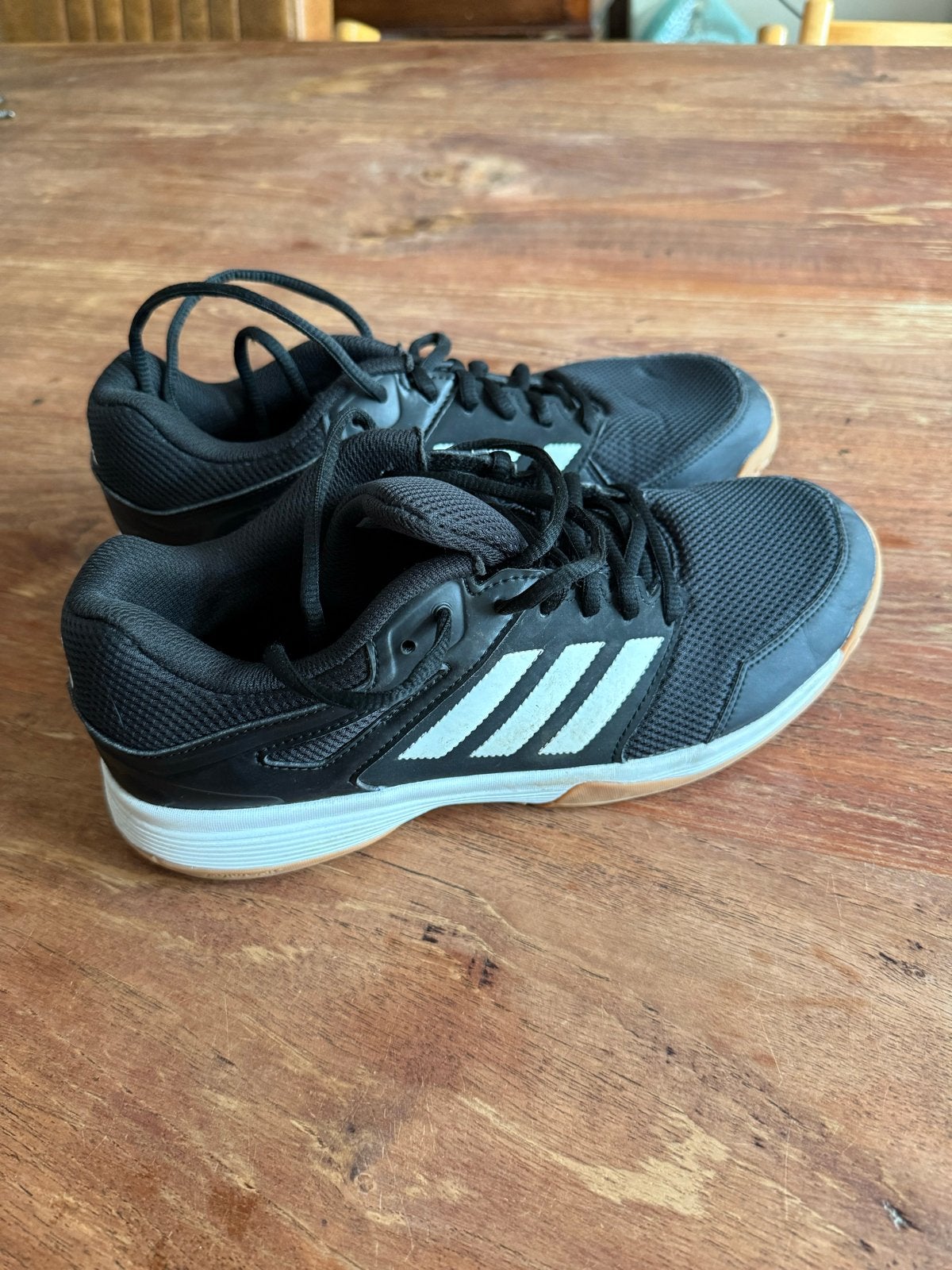 👟 Adidas sportschoenen maat 41 ⅓ – ideaal bij gym op school, Ophalen, Zo goed als nieuw, Zwart, Sportschoenen