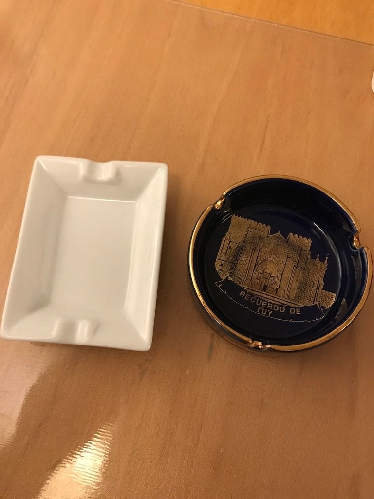 Set van 2 vintage asbakken: wit keramiek & blauw/goud, Ophalen of Verzenden, Zo goed als nieuw, Asbak