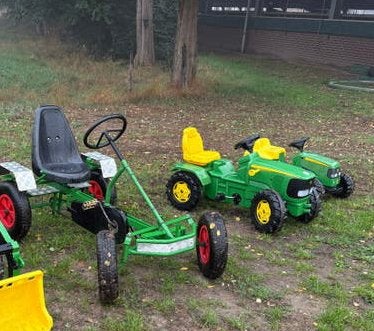 Diverse skelters en John Deere traptrekkers, Kinderen en Baby's, Ophalen of Verzenden, Gebruikt, Overige merken, Met kar of aanhanger