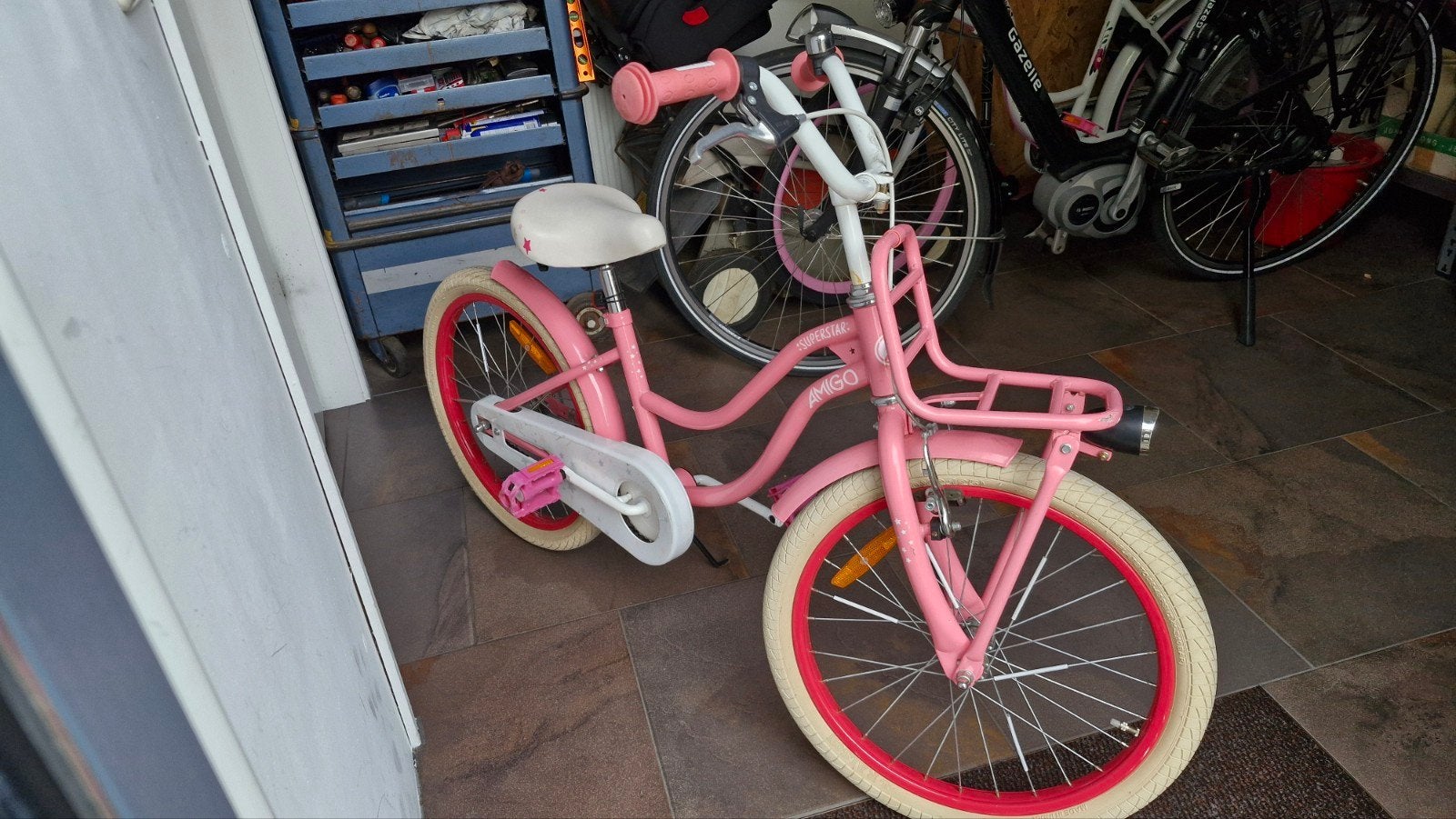 Roze kinderfiets met mandjesdrager - Amigo, Fietsen en Brommers, Ophalen, Gebruikt, Amigo, Terugtraprem