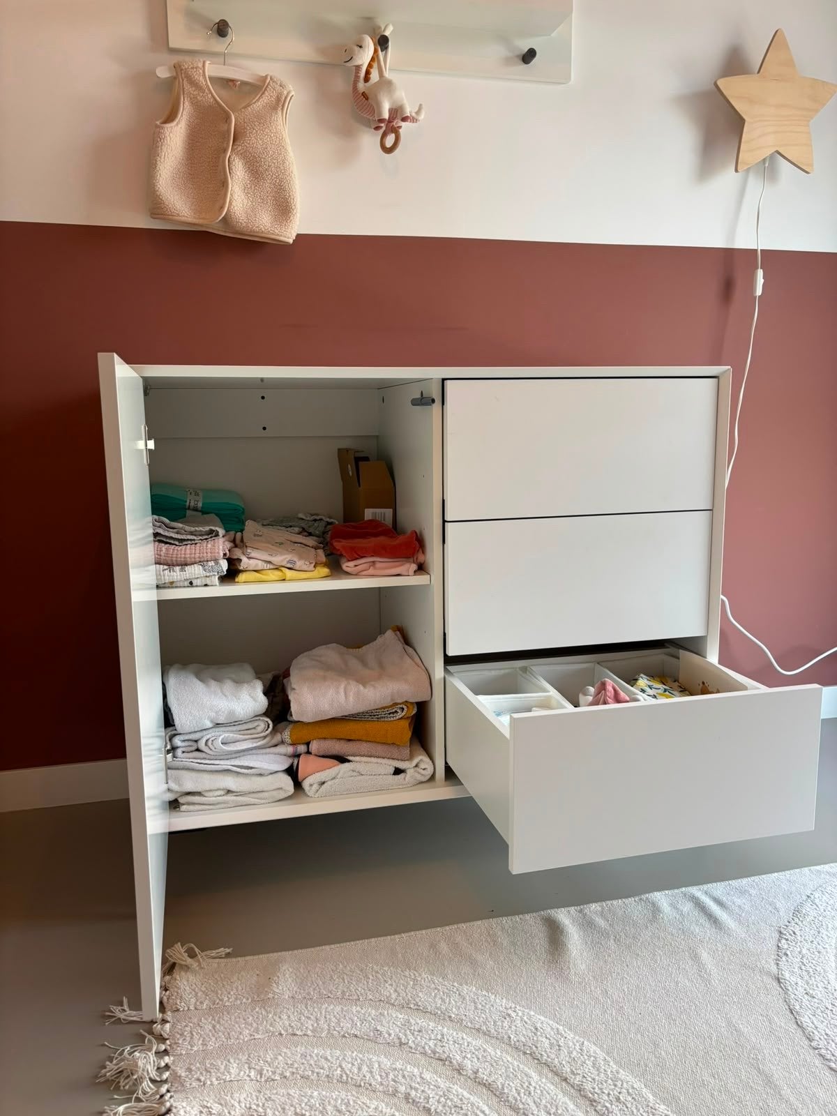Foto 11 van Kidsmill Lasse Babykamer wit: Ledikant, Commode, Kledingkast