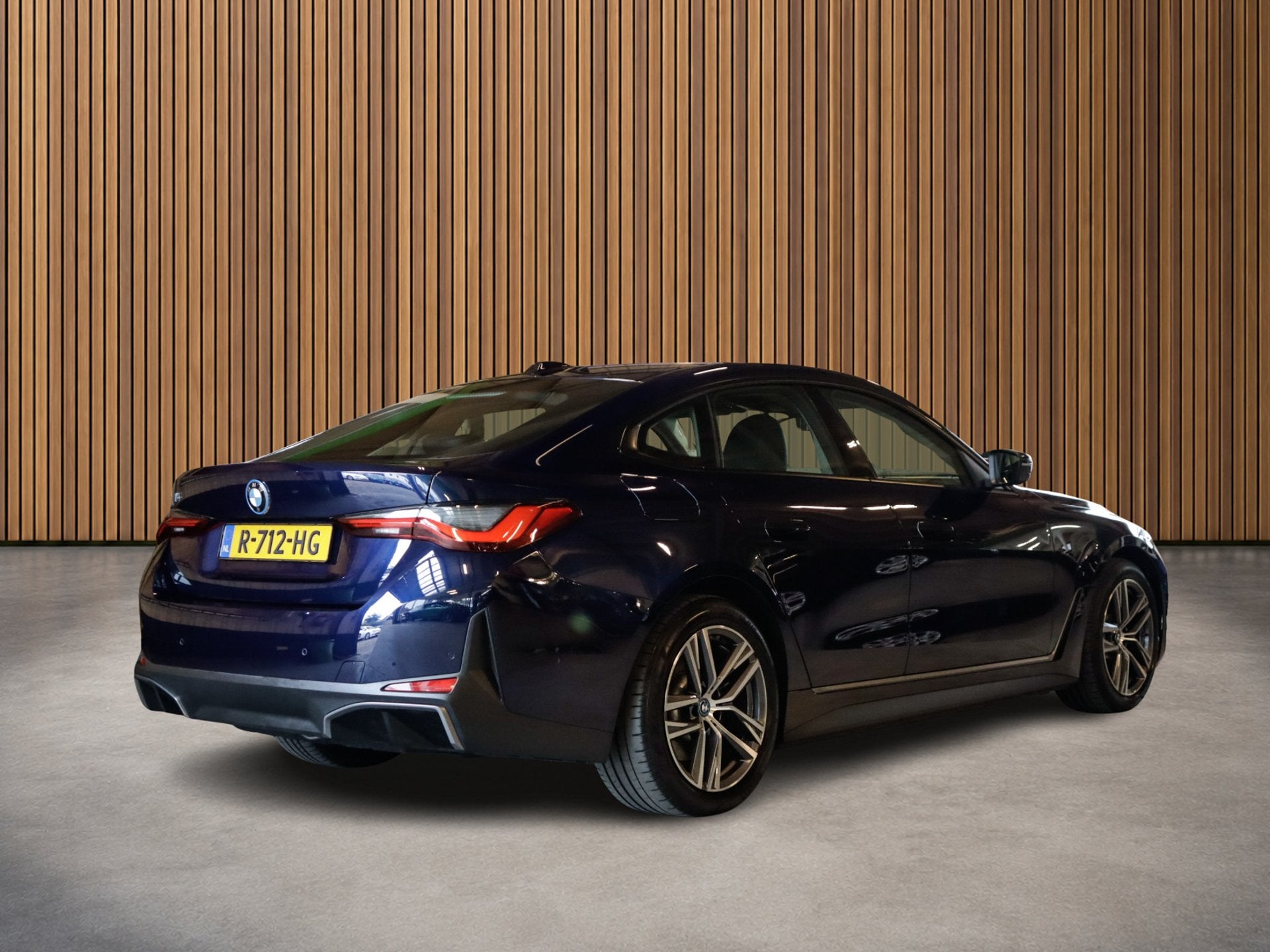 BMW i4 eDrive40 84 kWh 3-Fase 1e-Eig. & Dealer-Onderh BOVAG-, Achterwielaandrijving, Gebruikt, Blauw, 340 pk