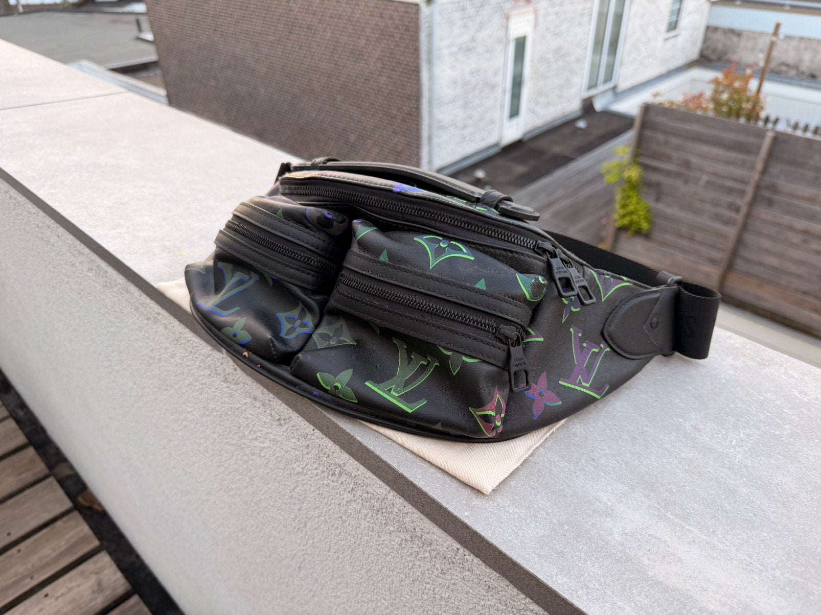 Louis Vuitton - Comet bumbag - M22494, Ophalen, Nieuw, Zwart
