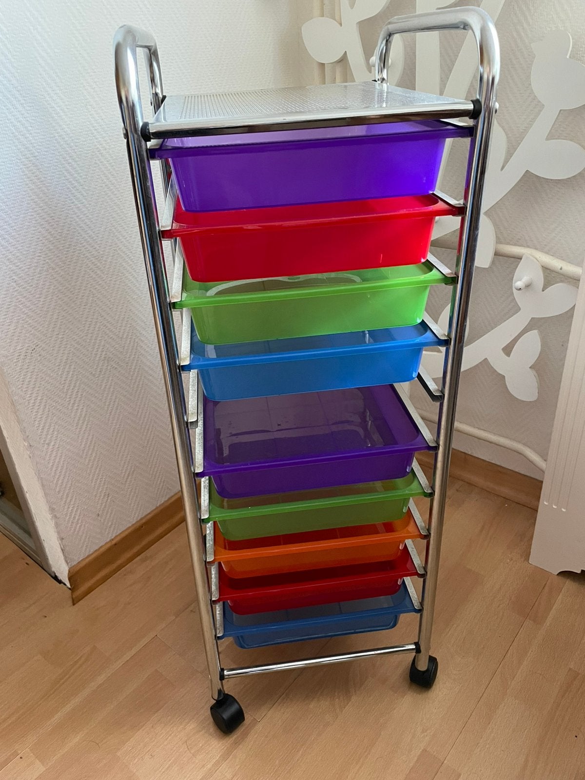 Kar met gekleurde bakjes  op wieltjes, Ophalen, Gebruikt