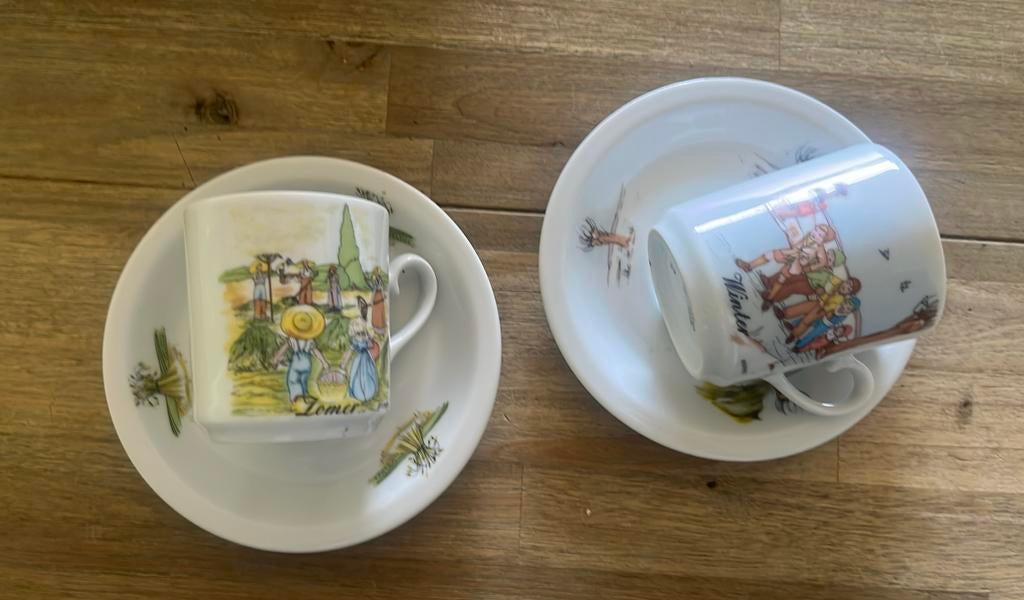 2 Kop en Schotel met afbeelding van Rie Cramer, Huis en Inrichting, Keuken | Servies, Ophalen of Verzenden, Zo goed als nieuw