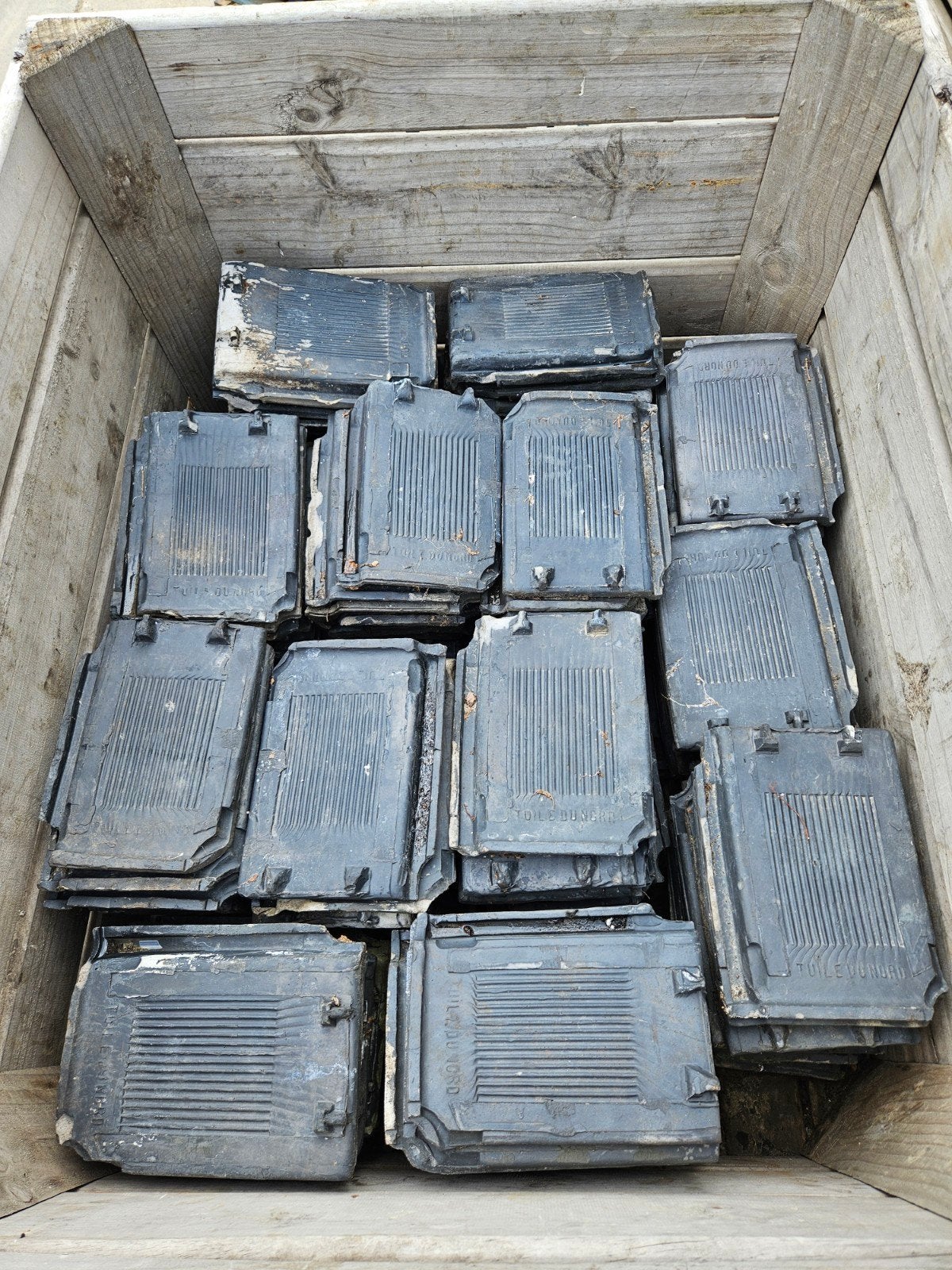 150 Tuile du Nord dakpannen in fruitkist (heftruck aanwezig), Ophalen