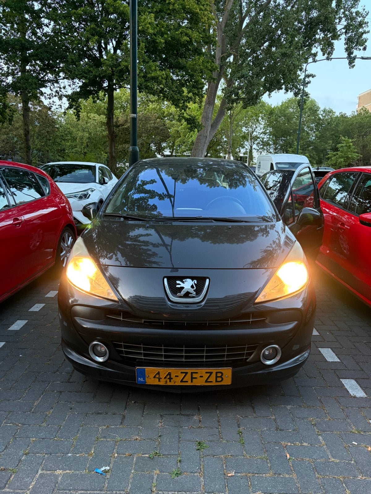 Peugeot 207 1.6 119PK 5DRS AUT 2008 Zwart, Auto's, 4 cilinders, 1209 kg, Zwart, 600 kg