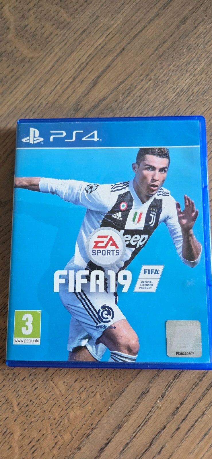 FIFA 19 PS4 - Voetbalgame met Ronaldo op cover, Spelcomputers en Games, Ophalen of Verzenden, Zo goed als nieuw, Eén computer